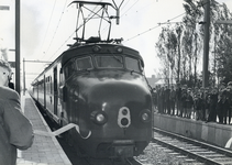 171135 Afbeelding van de aankomst van de feesttrein (het electrische treinstel nr. 341, mat. 1954 / Plan G van de N.S.) ...